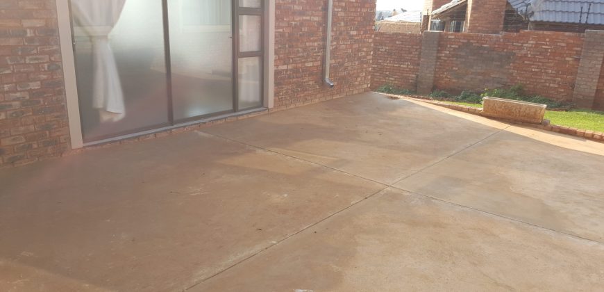 5 BEDROOM HOUSE FOR SALE IN FOCHVILLE